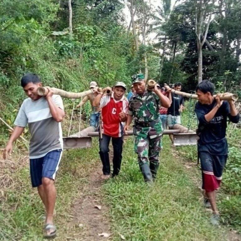 TNI Manunggal Membangun Desa Ke-129 Kodim 1407/Bone Angkut Material Besi