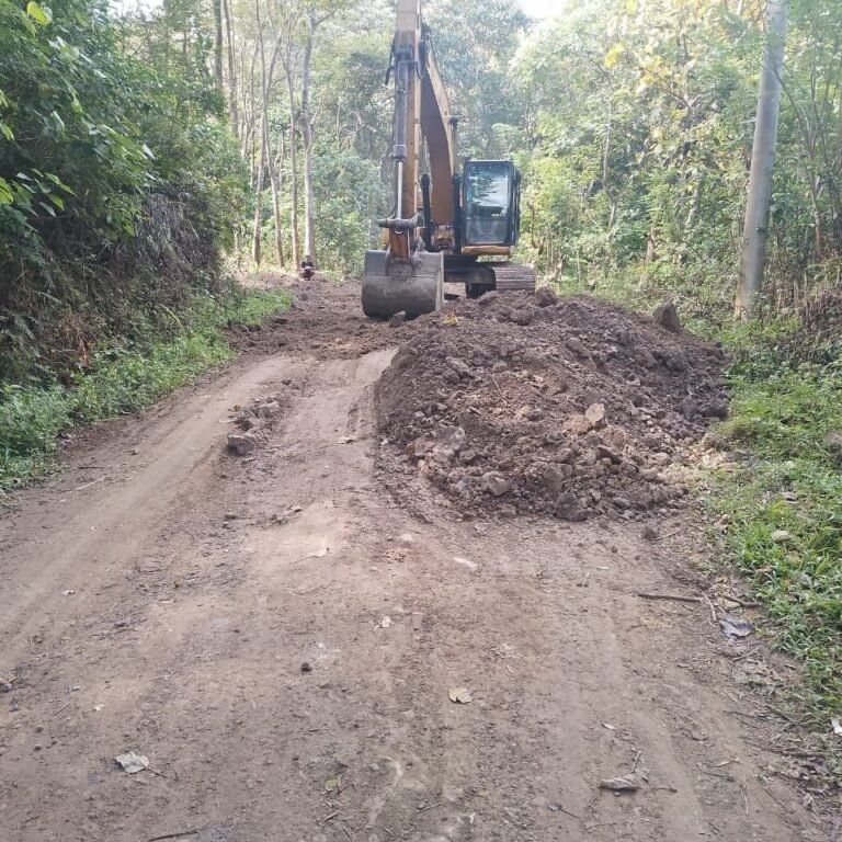 Saluran Pembuangan Jadi Fokus Peningkatan Jalan di Desa Patukku