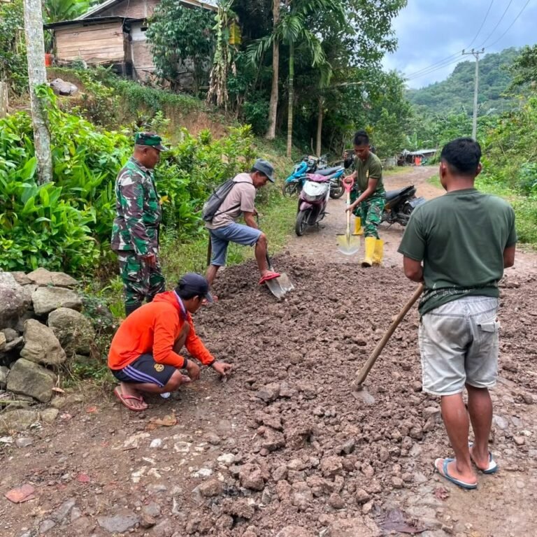 Gotong Royong di Samaenre: Warga dan Satgas TMMD Bergandeng Merapikan Jalan
