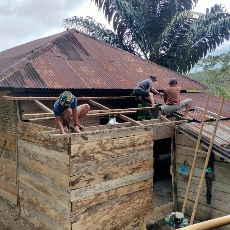 Kepedulian TNI: Atap Baru Bawa Kenyamanan untuk Dapur Demmang di Desa Patukku
