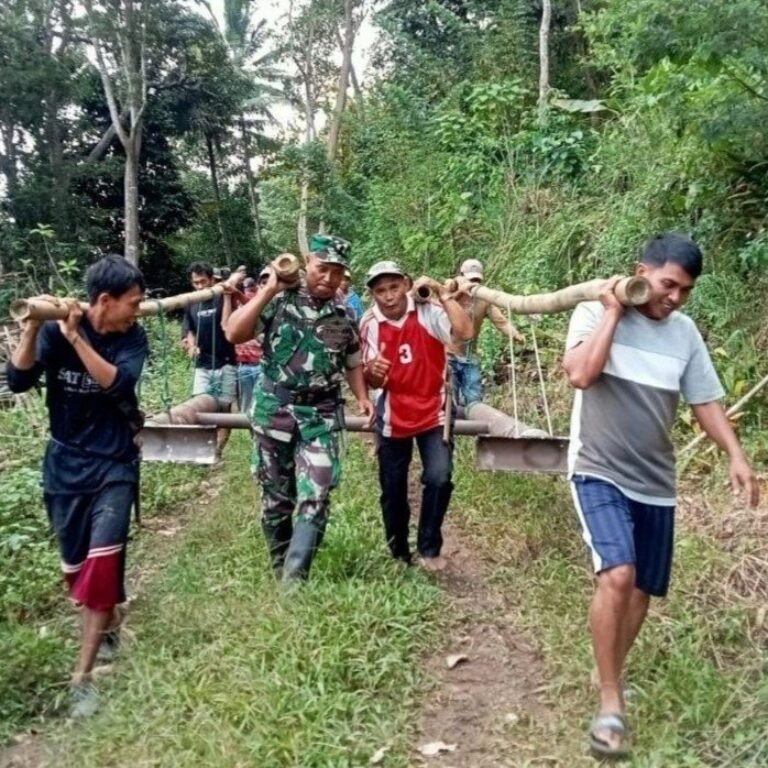 Pengangkutan Material Besi Percepat Progres Pembangunan Jembatan Gantung Dusun Patukku-Lemo