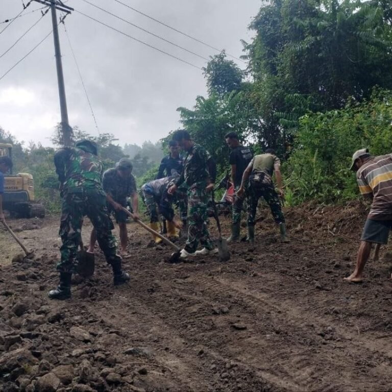 Warga dan Satgas TMMD ke-129 Bersama Meratakan Jalan di Dusun Samaenre