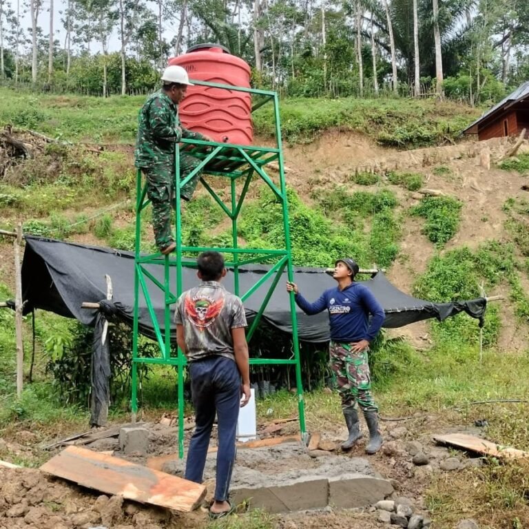 Pemasangan Tandon di Tower Sumur Bor Pattuku Picu Harapan Baru Warga