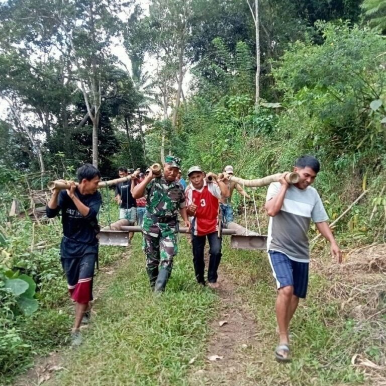 Warga Dusun Patukku dan Dusun Lemo Bersama Satgas TMMD Membangun Jembatan Gantung
