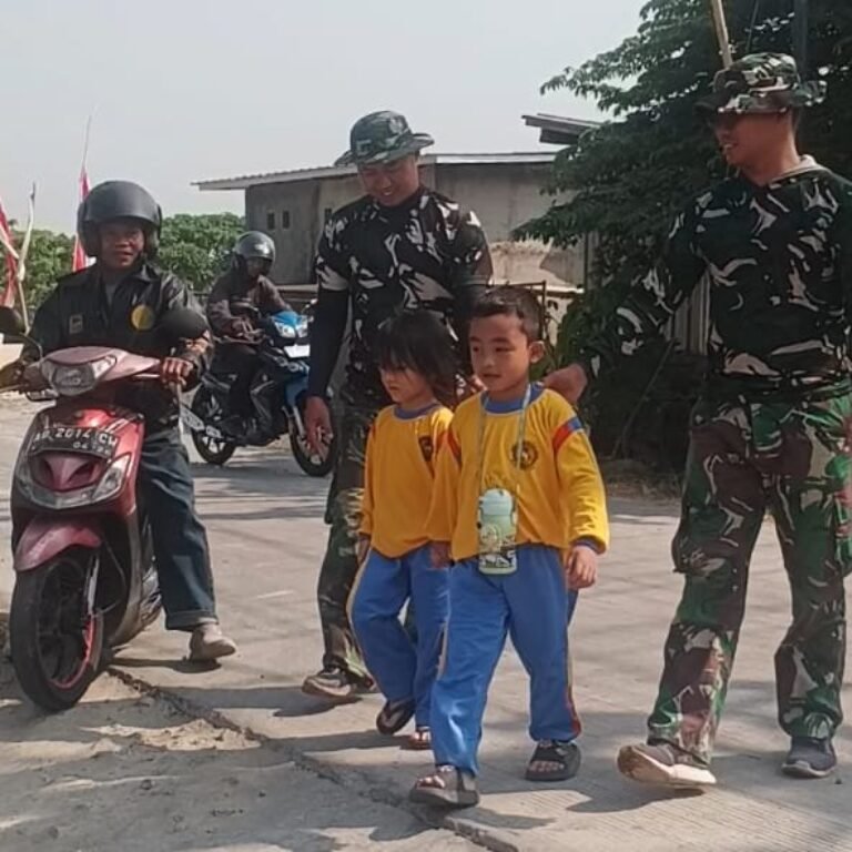 Pendampingan Penyeberangan Anak oleh Anggota TNI Diterima Baik Warga Parangjoro