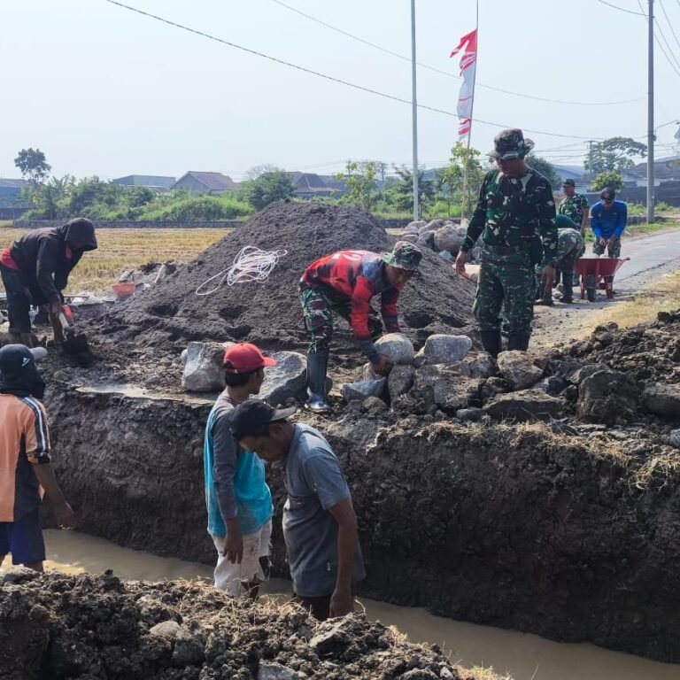 TMMD Reguler ke-129 Bangun Gorong-gorong di Parangjoro, Warga Antusias