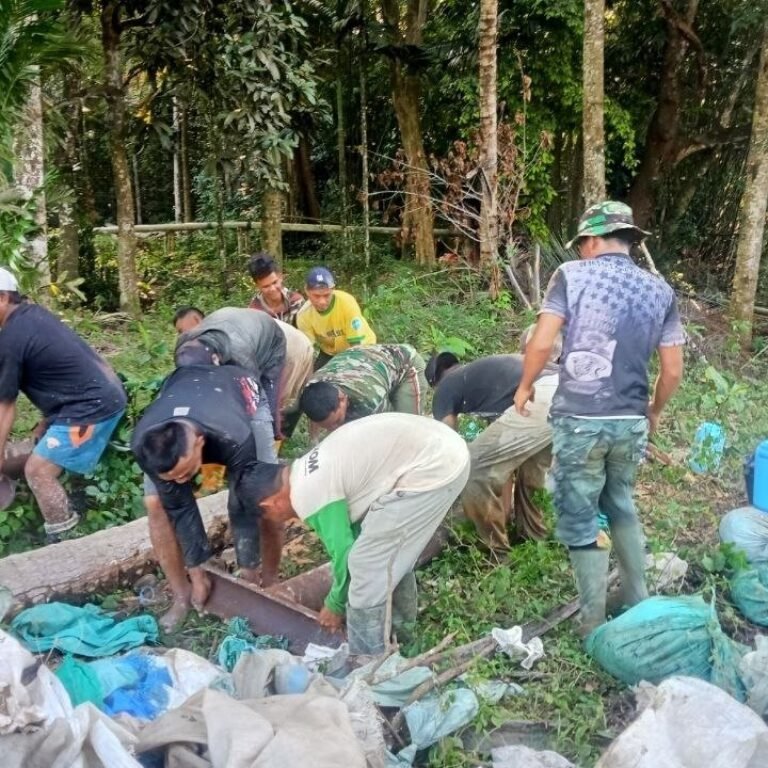 Suara Alat Kerja dan Semangat Kebersamaan Terekam di TMMD Bone