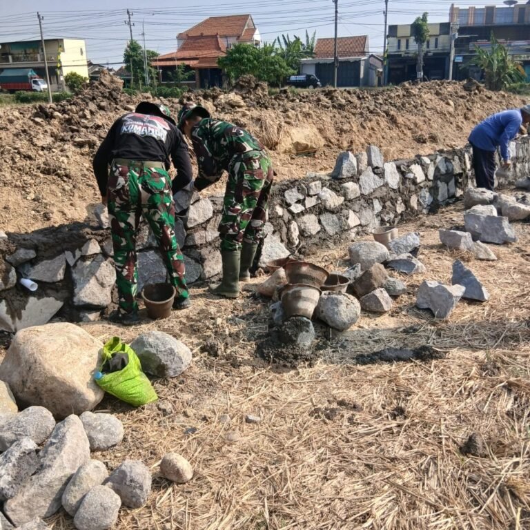 Gotong Royong TNI dan Warga Wujudkan Talud Penahan Tanah di Parangjoro