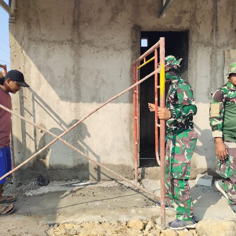 Keramik Terpasang di MCK Lapangan, Warga Parangjoro Rasakan Dampak Positif