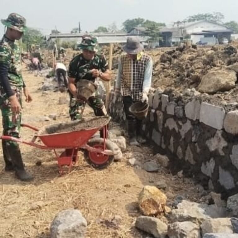 Gotong Royong di Parangjoro: Danramil Grogol Berbaur dengan Warga Saat Bangun Talud