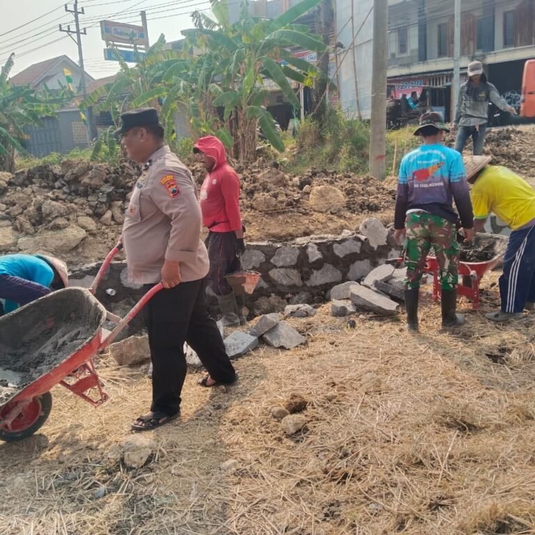 Gotong Royong di Lapangan: Talud sebagai Simbol Kebersamaan