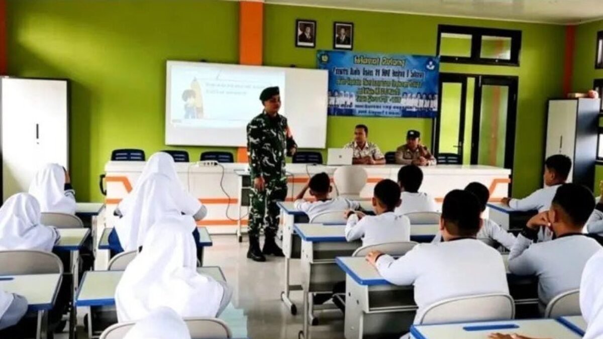 MPLS SMP Negeri 09 Cot Abeuk Dikawal Babinsa Koramil 01/Sukajaya Fokus Kedisiplinan
