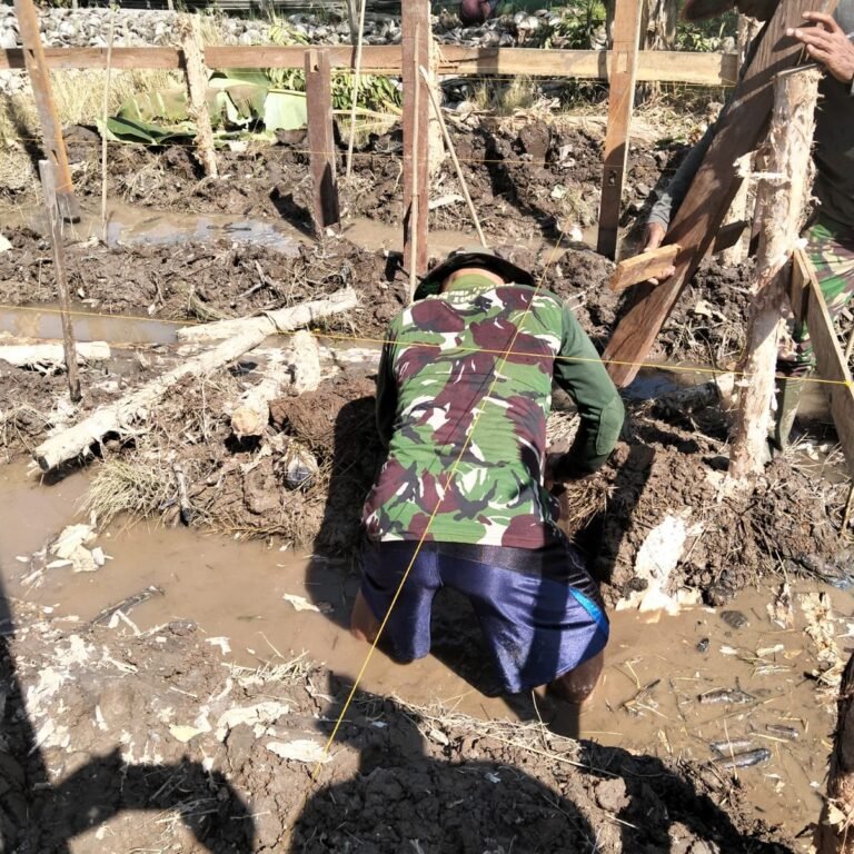 Satgas TMMD Ke-129 Kodim 1005/Barito Kuala Sinergi dengan Warga untuk Pembangunan Pos Kamling Kecamatan Tamban