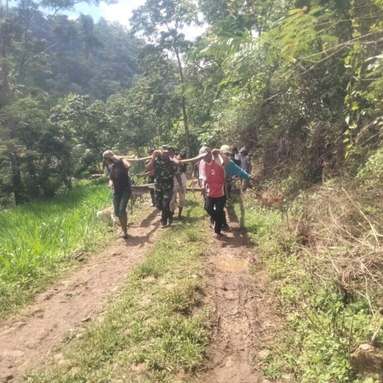 Pengangkutan Besi Menuju Lokasi Pembangunan Jembatan Gantung di Kecamatan Bontocani