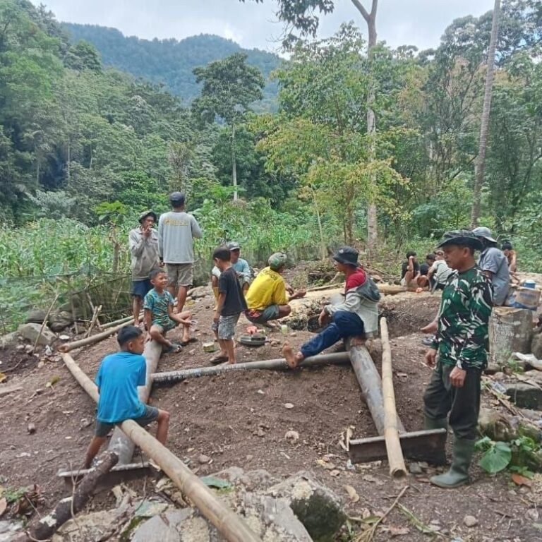 Jalur Menuju Lokasi Pembangunan Jembatan Gantung TMMD Ke-129 di Bone Jadi Titik Angkut Besi