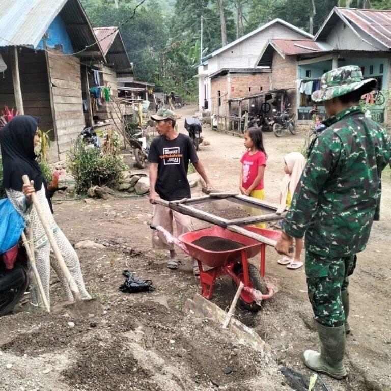 Pekerjaan Plester di Rumah Bella, Fokus Renovasi RTLH di Desa Patukku