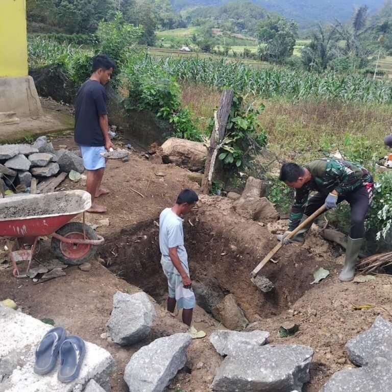 Desa Langi Jadi Lokasi Penggalian Lubang Pembuangan Jambanisasi TMMD Ke-129