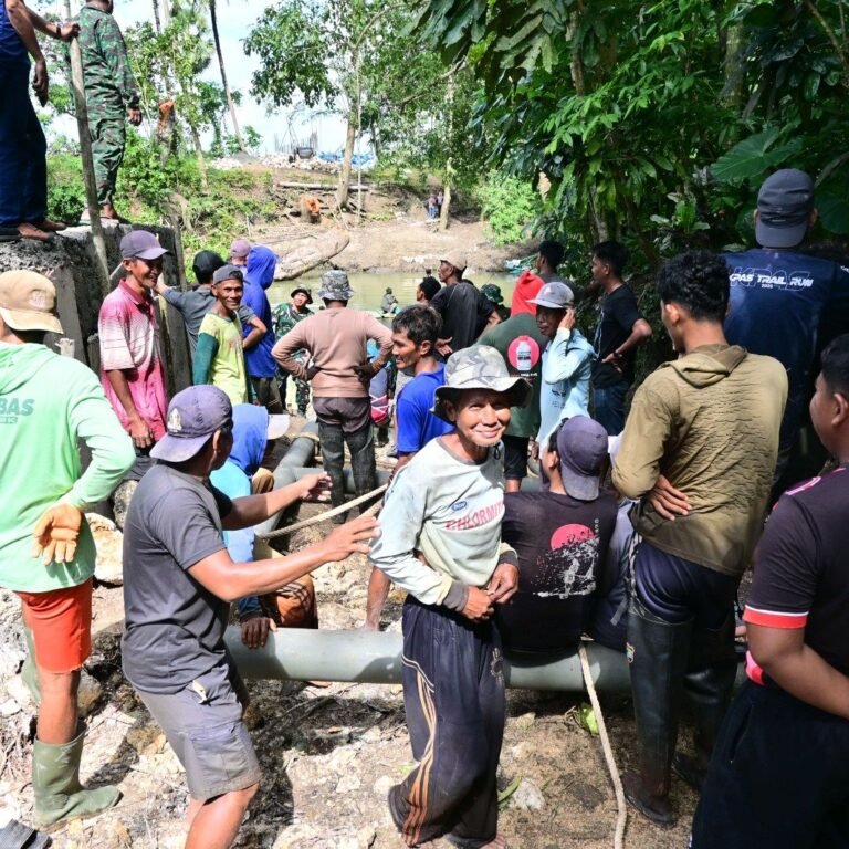Pengangkutan Tiang Jembatan Gantung di Desa Taddang Palie dilakukan Satgas TMMD dan Warga