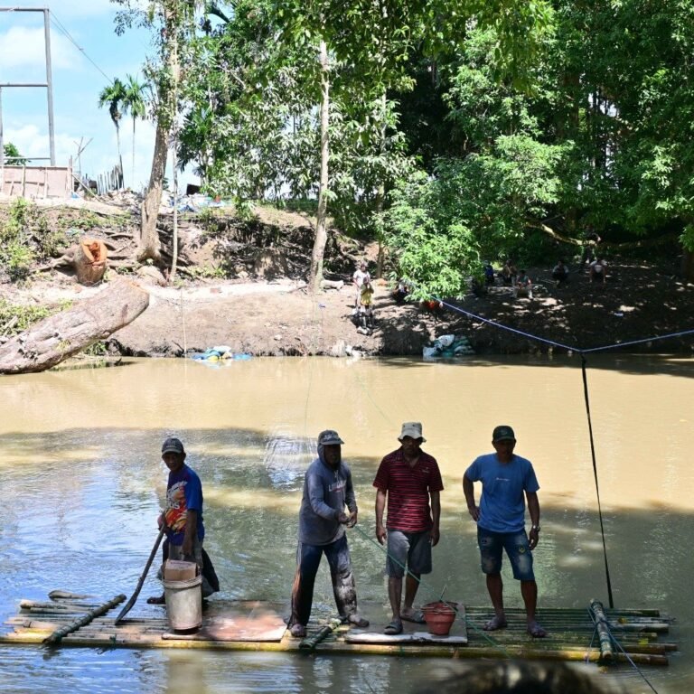 Sungai di Desa Taddang Palie Jadi Jalur Pengangkutan Material TMMD Ke-129
