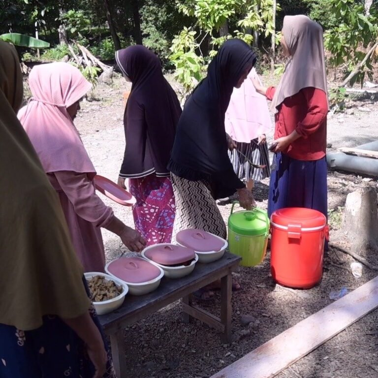 Desa Taddang Palie Sibulue Antarkan Makanan dan Minuman ke Lokasi TMMD