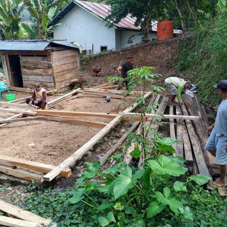 Pemasangan Rangka Kayu Untuk RTLH Ihwan Baso di Bontocani oleh Satgas TMMD Ke-129