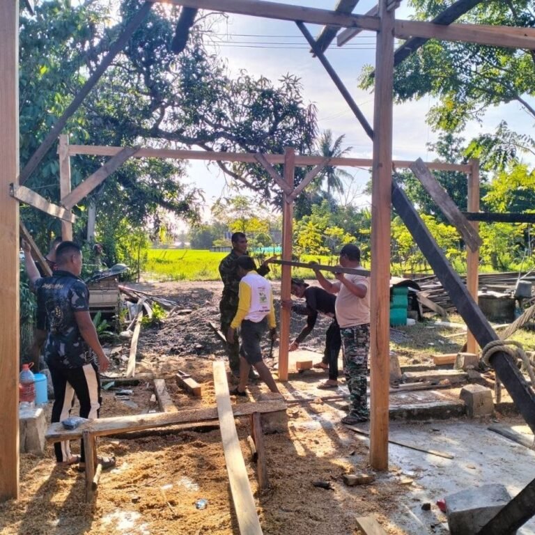 Pembangunan RTLH di Kelurahan Maroanging Kecamatan Sibulue Dimulai dengan Pengedropan Kayu