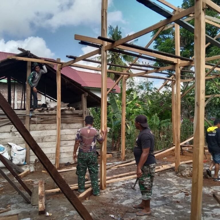 Pengerjaan Rehabilitasi RTLH di Kelurahan Maroanging oleh Satgas TMMD Kodim 1407/Bone