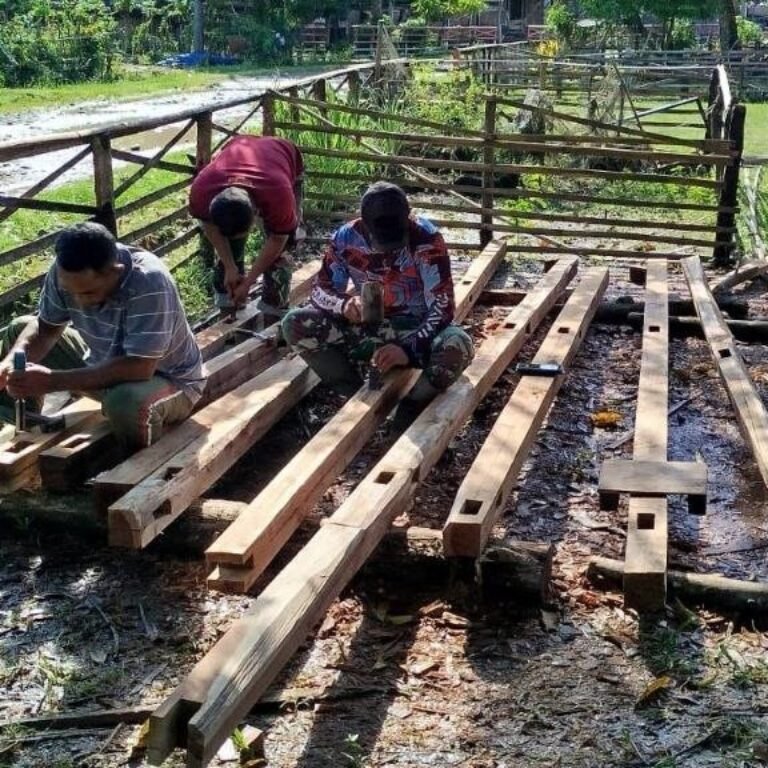 Desa Mallusetasi Kecamatan Sibulue Jadi Lokasi Pemahatan Kayu oleh Satgas TMMD