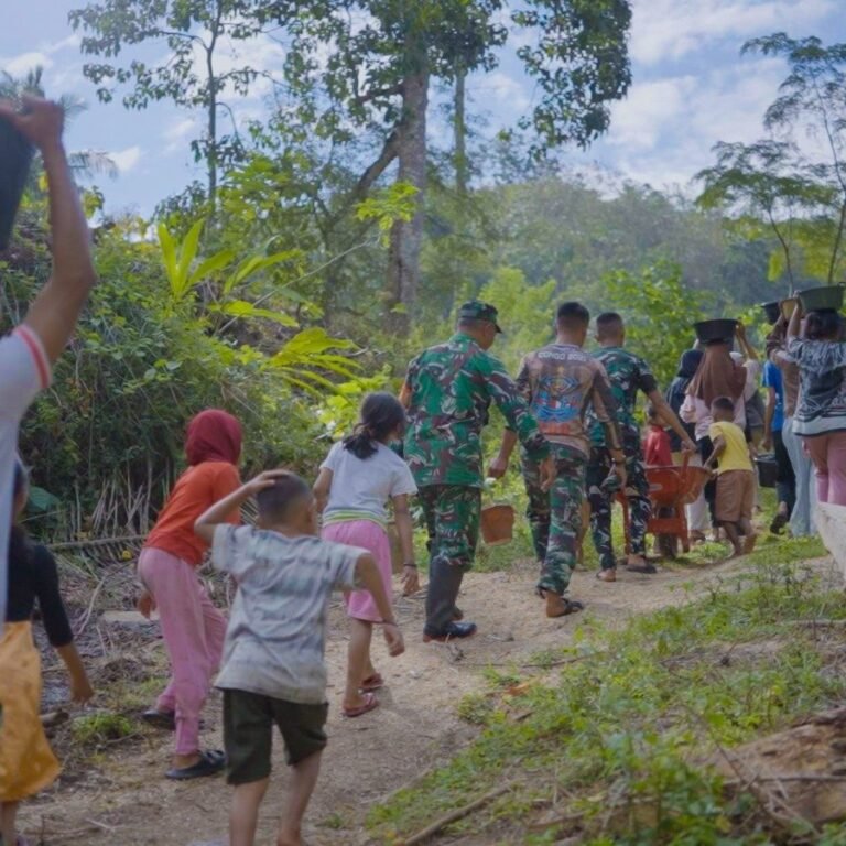 Pembangunan Jembatan Gantung TMMD di Bontocani Libatkan Warga Angkut Pasir dari Sungai