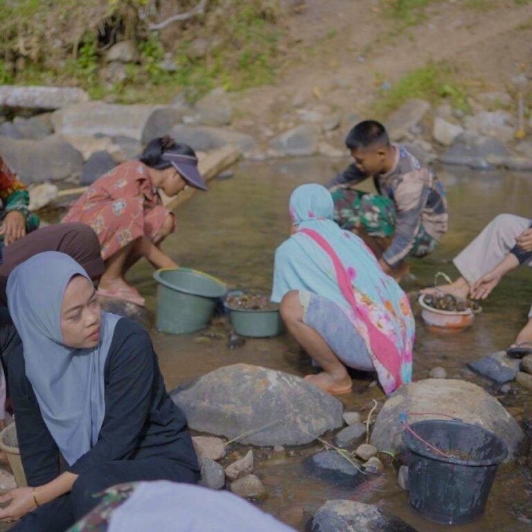 Lokasi Sungai di Bone Jadi Titik Angkut Ember Pasir untuk Jembatan Gantung