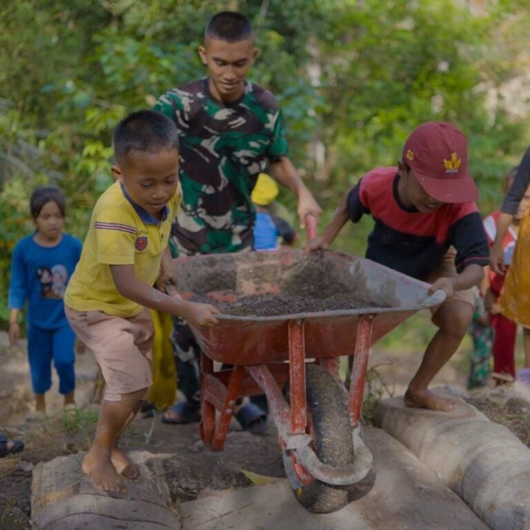 Jalur Setapak di Bone Dipadati Warga yang Mengangkut Pasir ke Lokasi Jembatan Gantung TMMD