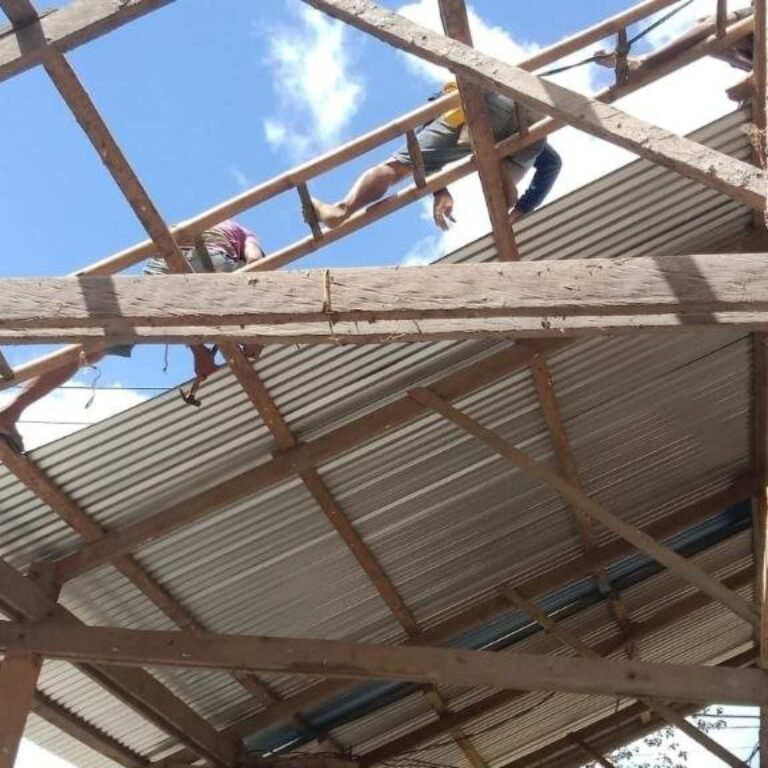 Desa Patukku Kecamatan Bontocani Jadi Lokasi Pemasangan Atap oleh Satgas TMMD