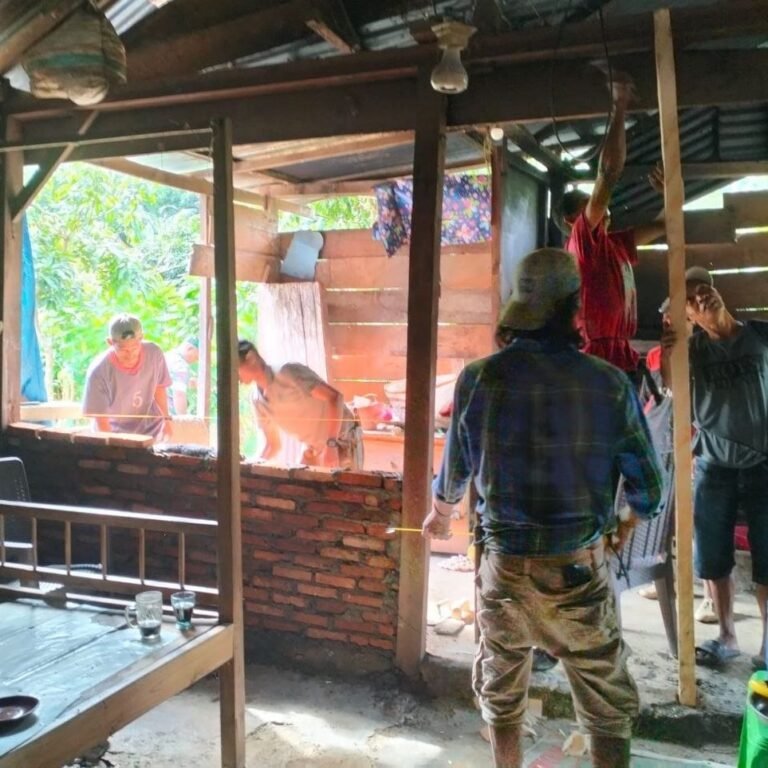 Desa Patukku Jadi Lokasi Pemasangan Bata dan Plesteran pada Rumah Bella