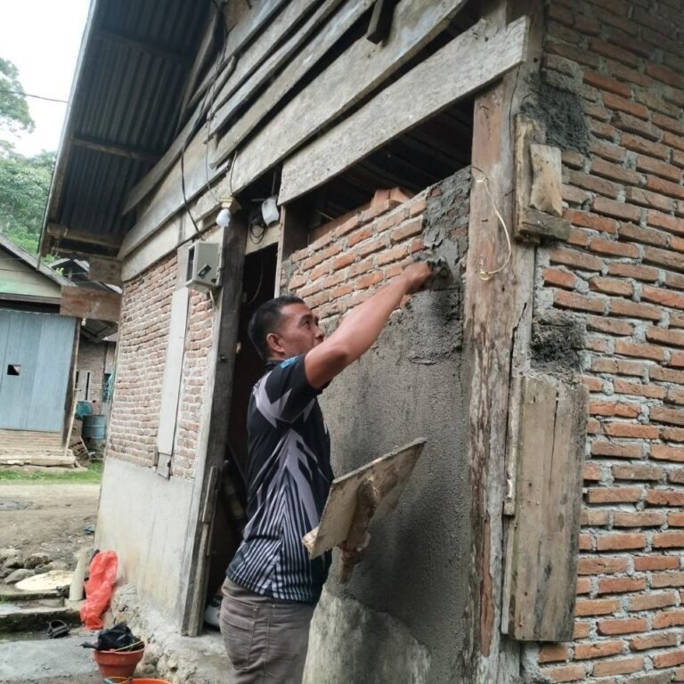Rehabilitasi RTLH: Pengerjaan Dinding Luar Rumah Bella (60) di Desa Patukku