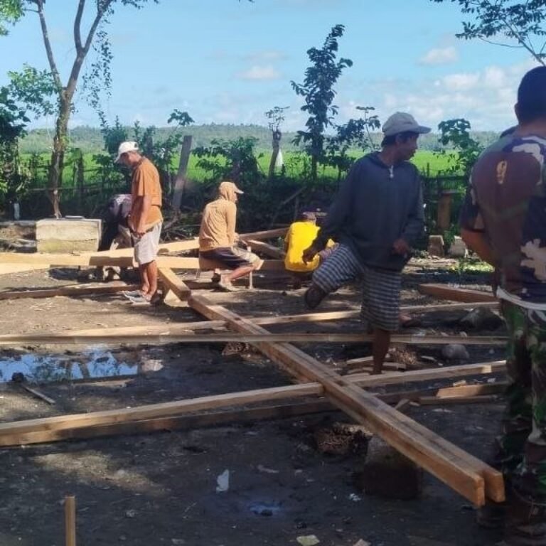 Desa Mallusetasi di Kecamatan Sibulue Menyaksikan Pemasangan Tiang Rumah