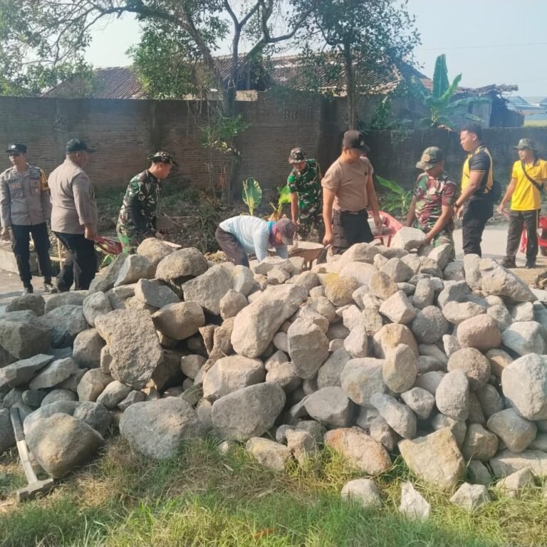 Sinergi TNI-Polri dan Rakyat Sukoharjo Wujudkan Pembangunan Talud di Grogol