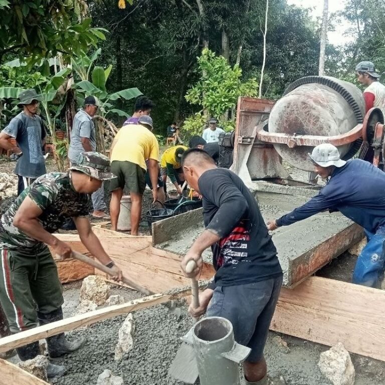 TMMD Ke-129 Kodim 1407/Bone Warnai Pengecoran Angkur Jembatan Gantung di Kecamatan Sibulue