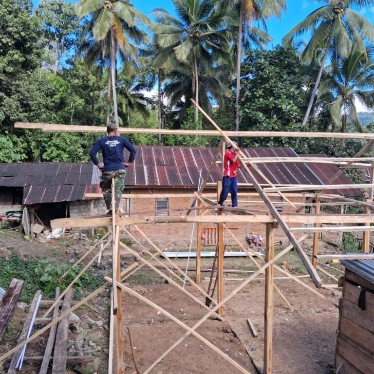 Pekerjaan Rangka Kayu Rumah Tidak Layak Huni Berlangsung di Dusun Langi, Desa Langi