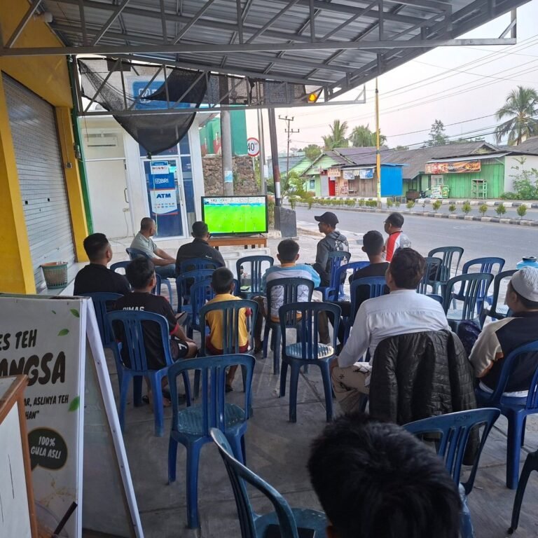 Kodim 1004/Kotabaru Adakan Nonton Bareng Sepak Bola Gembira di Koperasi Kodim
