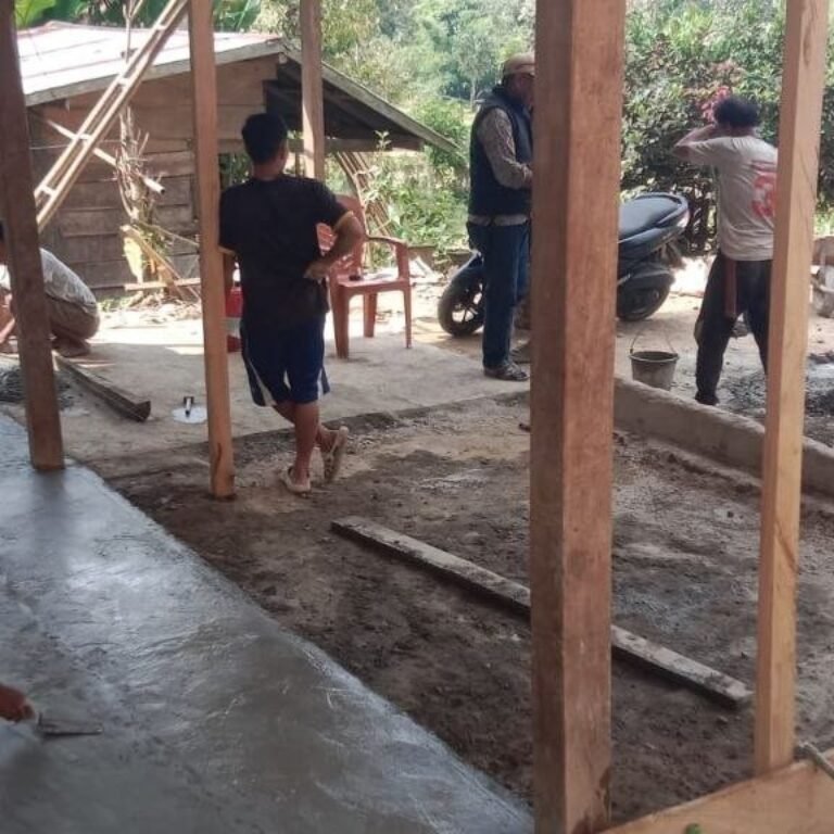 Cor Lantai Bersama TNI dan Warga Terlihat di Lokasi Rehabilitasi Desa Patukku, Kecamatan Bontocani