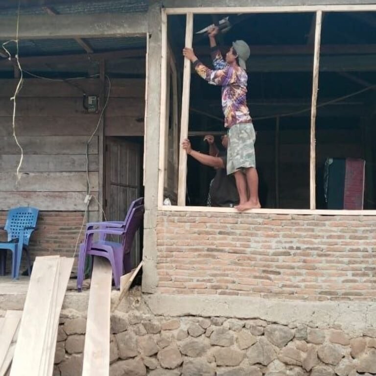 Kegiatan TMMD Kodim 1407/Bone di Desa Patukku, Kecamatan Bontocani: Pemasangan Rangka Dinding