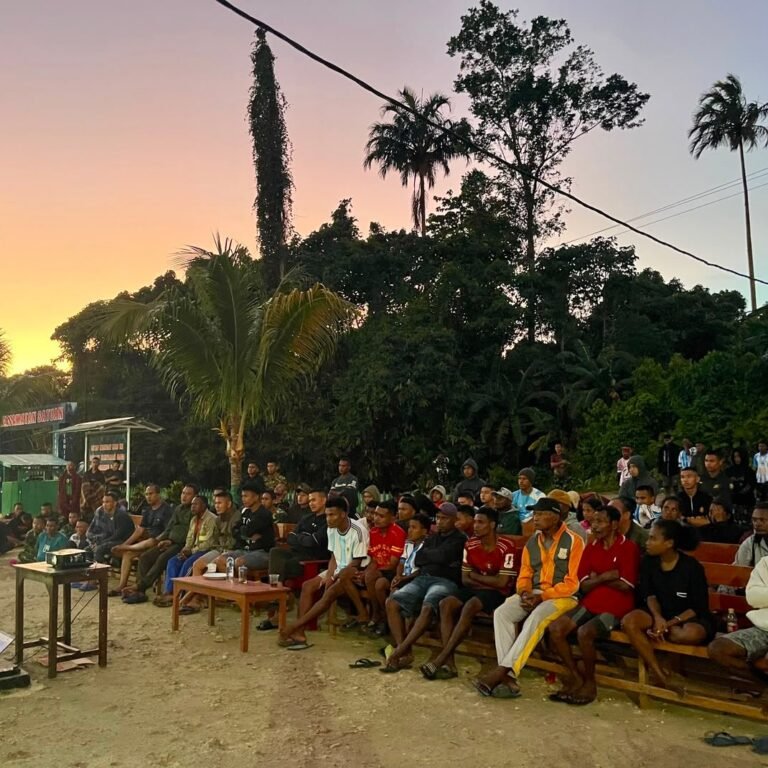 Wujud Kemanunggalan TNI-Rakyat dalam Nobar Final Piala Dunia Yonif TP 859/RBK