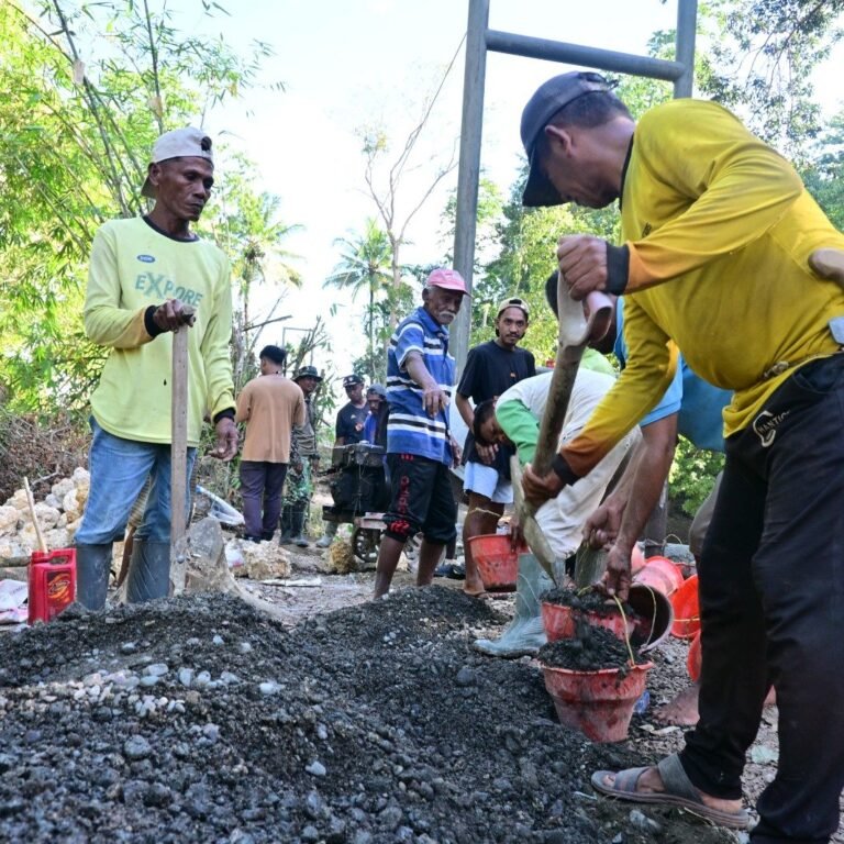Desa Patukku Kecamatan Bontocani Lokasi Pengecoran Tiang Utama Jembatan Gantung oleh Kodim 1407/Bone