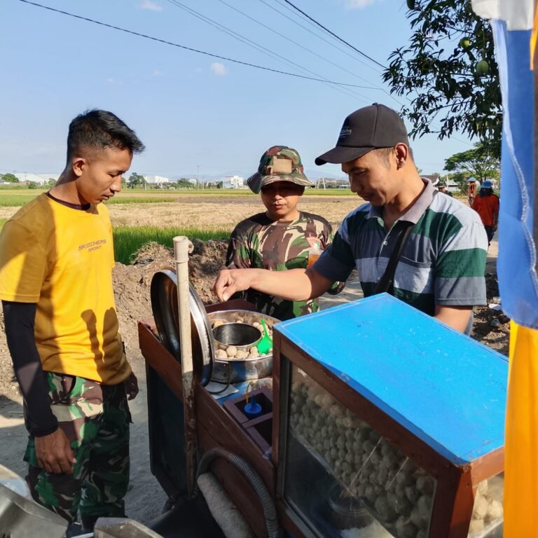 Kehadiran Satgas TMMD Reguler ke-129 di Parangjoro Dongkrak Penjualan Pedagang Bakso Keliling