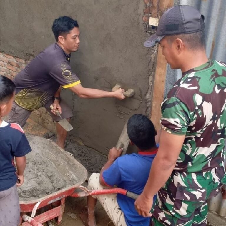 Desa Patukku Jadi Lokasi Pengerjaan Plesteran Dinding Belakang RTLH pada TMMD Ke-129