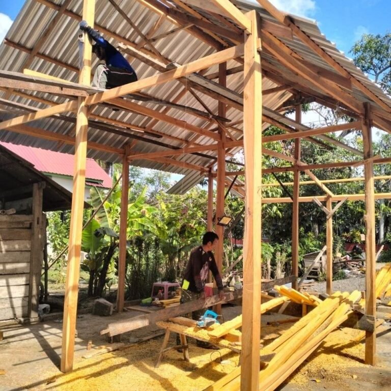 Rehabilitasi RTLH Ibu Santi di Kecamatan Sibulue Masuki Tahap Pemasangan Atap
