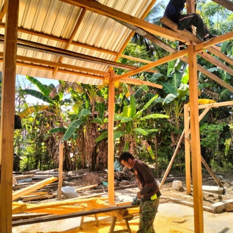 Rehabilitasi Rumah di Kelurahan Maroanging Kecamatan Sibulue Masuki Tahap Pemasangan Atap