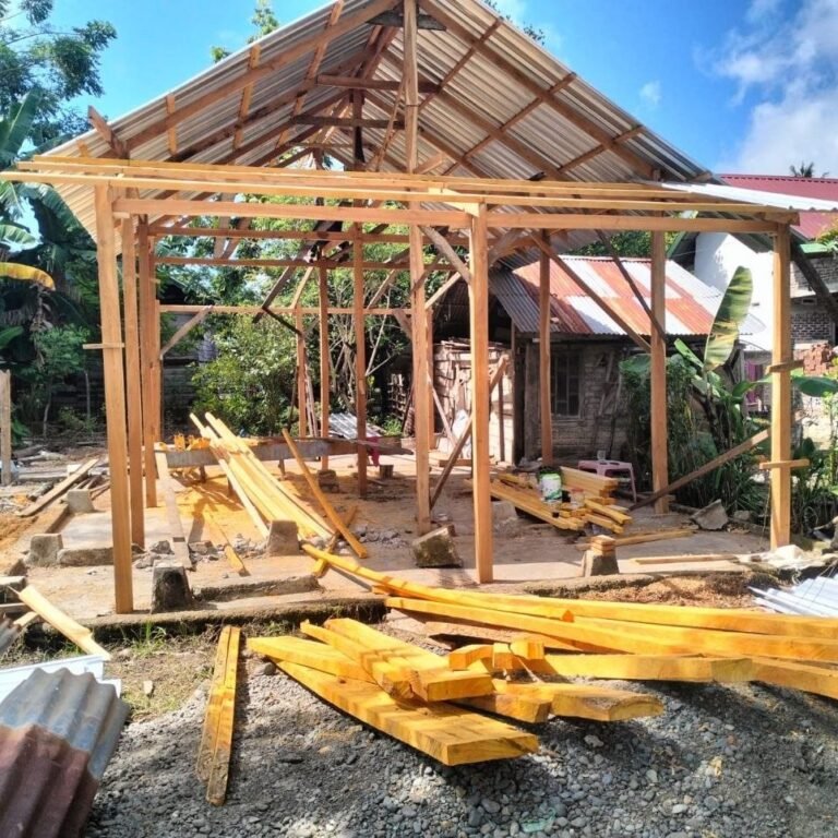 Pembangunan Hunian Layak di Kelurahan Maroanging: Gotong Royong Selesaikan Atap Rumah Ibu Santi