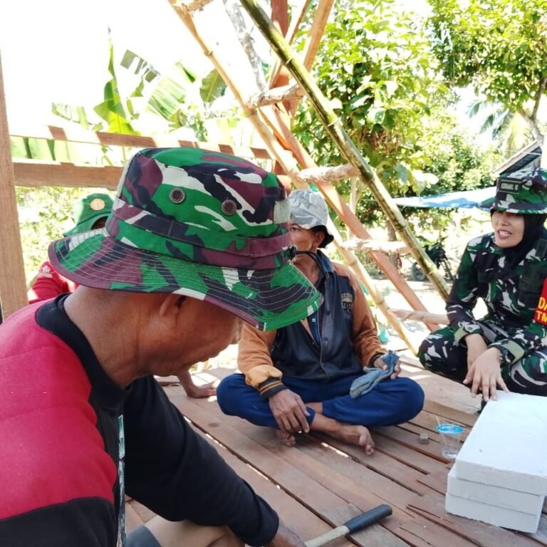 Suasana Santai di Lokasi Pembangunan Pos Kamling Desa Tamban Bangun, Kecamatan Tamban