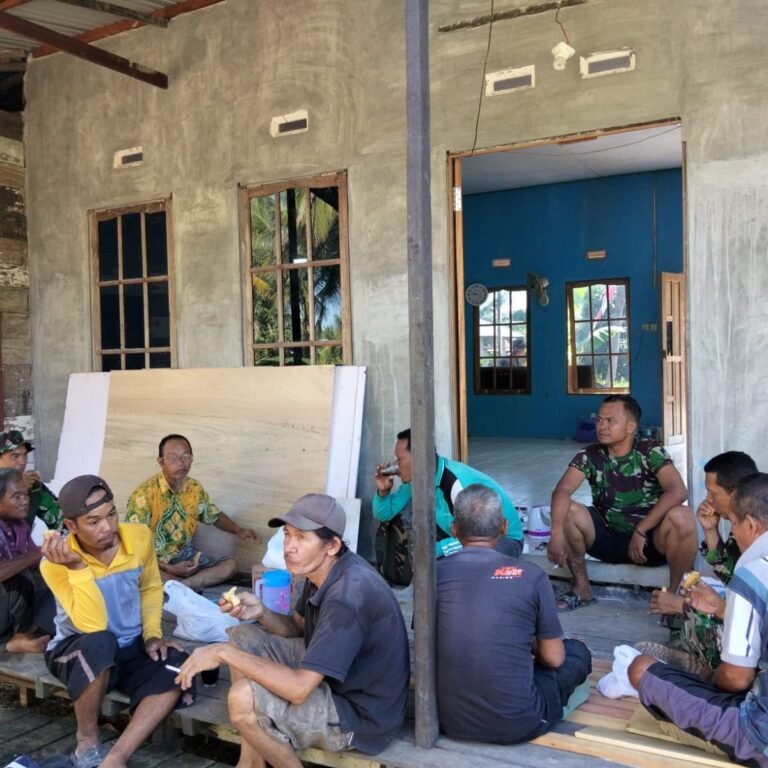 Kebersamaan di Barito Kuala: Satgas TMMD dan Masyarakat Manfaatkan Istirahat Siang
